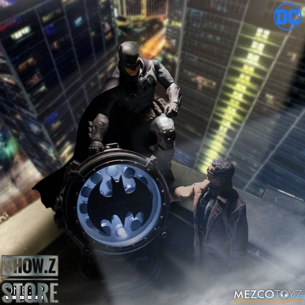 MEZCO Toyz DC Comics One:12 Collective Batman: Supreme Knight 6 MEZCO Toyz DC Comics One:12 Collective Batman: Supreme Knight - Image 4