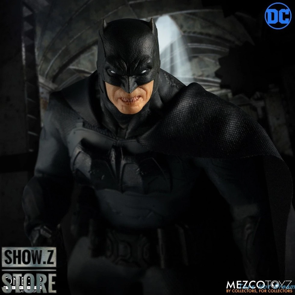MEZCO Toyz DC Comics One:12 Collective Batman: Supreme Knight 8 MEZCO Toyz DC Comics One:12 Collective Batman: Supreme Knight - Image 6
